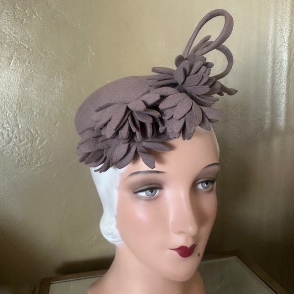 ELABORATE 1940s\' TAUPE TILT FELT HAT WITH FELT \